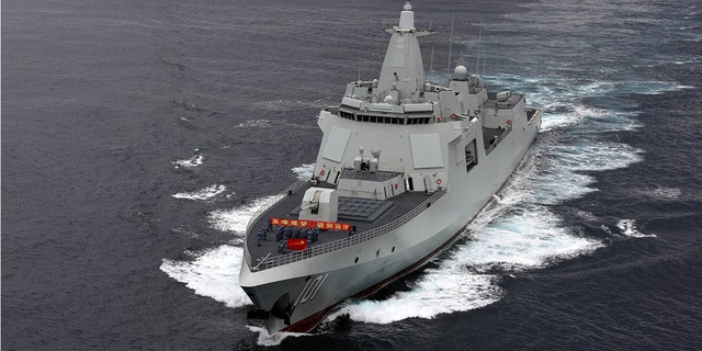 2021 年 10 月 19 日，中国的导弹驱逐舰南昌号是一艘 055 型驱逐舰，在联合海军演习 Sea-2021 期间在太平洋西部航行。  （孙子发/中国新闻社摄，盖蒂图片社）