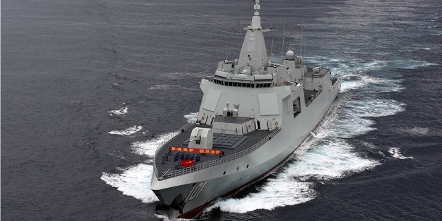 Chinas Lenkflugkörperzerstörer der 055-Klasse segelte am 19. Oktober 2021 während einer Marineübung namens Joint Sea-2021 vor dem westlichen Teil des Pazifischen Ozeans.  (Foto von Getty Images von Sun Jifa / China News Service)