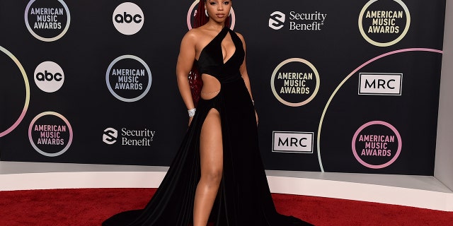 Chloe arrives at the American Music Awards on Sunday, Nov. 21, 2021, at Microsoft Theater in Los Angeles.