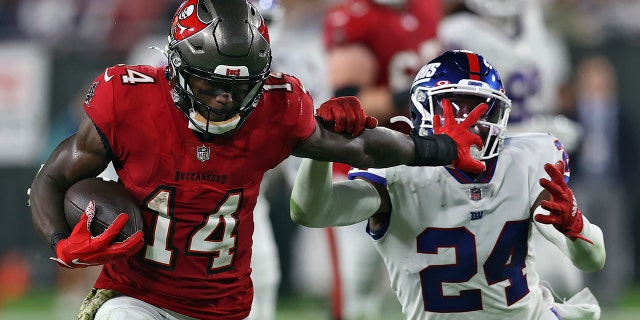 Am Montag, dem 22. November 2021, schnappte sich der Wide Receiver der Tampa Bay Buccaneers, Chris Godwin (14), nach einem Catch in der ersten Hälfte eines NFL-Footballspiels in Tampa, den Cornerback James Bradberry (24) der New York Giants.