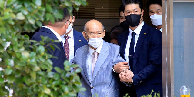 L'ancien président sud-coréen Chun Doo-hwan, au centre, sort de chez lui pour assister à son procès pour diffamation à Séoul, Corée du Sud, le 9 août 2021.