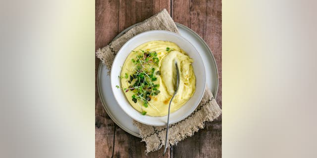 Between2kitchens.com's mashed potato recipe is made with Yukon Gold potatoes, full-fat milk, unsalted butter and a pinch of salt.