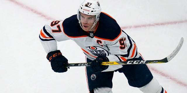 Edmonton Oilers center Connor McDavid (97) skates after the puck during the first period of an NHL hockey game against the Boston Bruins, 목요일, 11 월. 11, 2021, in Boston.
