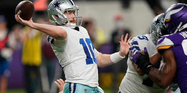 Dallas Cowboys quarterback Cooper Rush (10) throws a pass during the first half of an NFL football game against the Minnesota Vikings, 日曜日, 10月. 31, 2021, ミネアポリスで.