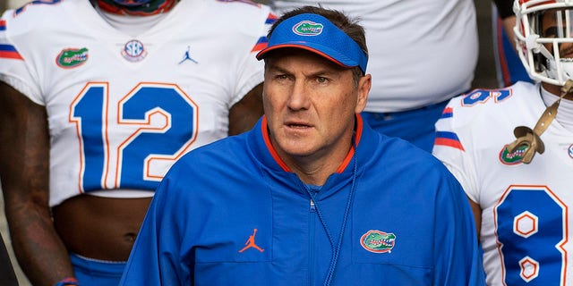 Florida head coach Dan Mullen walks with his team to the field prior to an NCAA college football game against Missouri, Saterdag, Nov.. 20, 2021, in Columbia, Mo.