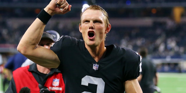 ARLINGTON, TEXAS - 十一月 25: Daniel Carlson #2 of the Las Vegas Raiders celebrates after victory in the NFL match between Las Vegas Raiders and Dallas Cowboys at AT&安培;T Stadium on November 25, 2021 在阿灵德州exas.