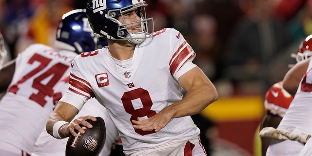 New York Giants quarterback Daniel Jones throws during the first half of an NFL football game against the Kansas City Chiefs Monday, 11月. 1, 2021, カンザスシティで, Mo.