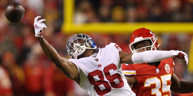 KANSAS CITY, MISSOURI - NOVEMBER 01: Darius Slayton #86 of the New York Giants misses a pass as Charvarius Ward #35 of the Kansas City Chiefs defends during the second half at Arrowhead Stadium on November 01, 2021 in Kansas City, Missouri. The Chiefs won 20-17.