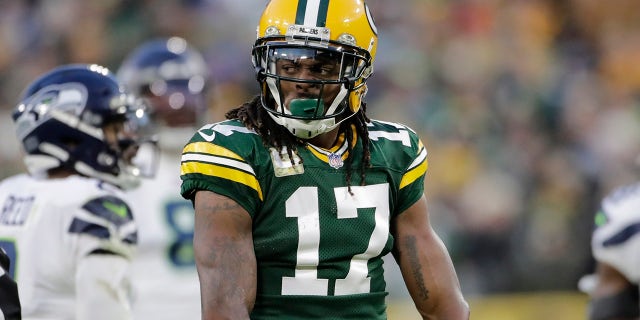 يتفاعل Davante Adams من Green Bay Packers بعد أن حصل على تمريرة لمحاولة أولى خلال النصف الأول من مباراة كرة القدم NFL ضد سياتل سي هوكس يوم الأحد 14 نوفمبر 2021 في جرين باي ، ويس.