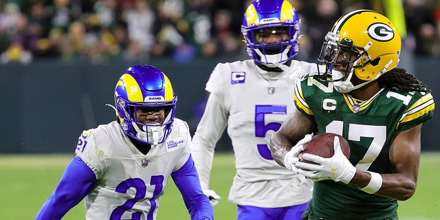 Davante Adams #17 of the Green Bay Packers catches the ball in front of Donte' Deayon #21 and Jalen Ramsey #5 of the Los Angeles Rams during the second quarter at Lambeau Field on November 28, 2021 in Green Bay, 威斯康星州.
