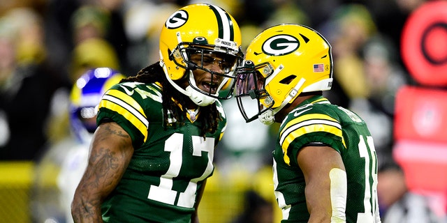 Randall Cobb #18 of the Green Bay Packers celebrates his touchdown catch with Davante Adams #17 during the second quarter against the Los Angeles Rams at Lambeau Field on November 28, 2021 그린 베이, 위스콘신.