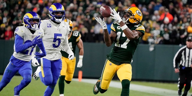 Green Bay Packers' Davante Adams catches a long pass in front of Los Angeles Rams' Jalen Ramsey Sunday, 十一月. 28, 2021, in Green Bay, 威斯康星州.