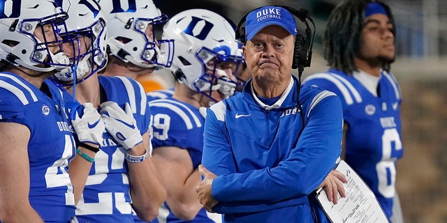 Duke head coach David Cutcliffe walks the sidelines during the second half of an NCAA college football game against Louisville in Durham, N.C., 木曜日, 11月. 18, 2021. 
