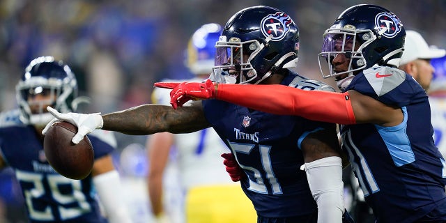 Le quart-arrière des Tennessee Titans, David Long, au centre, réagit à la sécurité de son coéquipier Kevin Biard après avoir été intercepté lors de la première moitié d'un match de football de la NFL contre les Rams de Los Angeles, dimanche 7 novembre 2021, à Inglewood, en Californie.