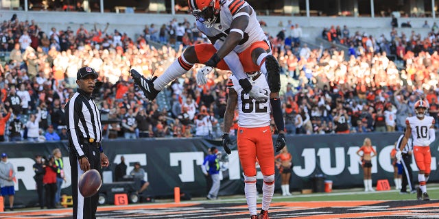 Cleveland Browns' David Njoku (85) celebrates a touchdown reception during the second half of an NFL football game against the Cincinnati Bengals, Sunday, Nov. 7, 2021, in Cincinnati.
