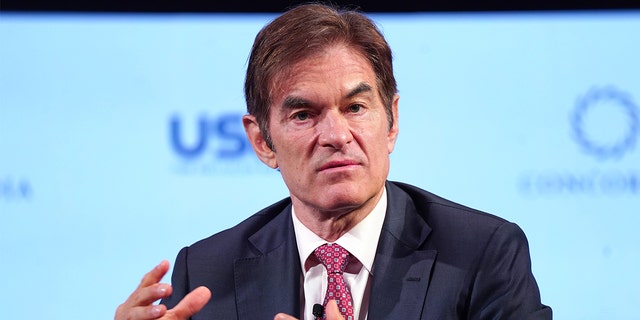 Dr. Mehmet Oz, Professor of Surgery, Columbia University speaks onstage during the 2021 Concordia Annual Summit - Día 2 at Sheraton New York on September 21, 2021 En nueva york. (Photo by Leigh Vogel/Getty Images for Concordia Summit)