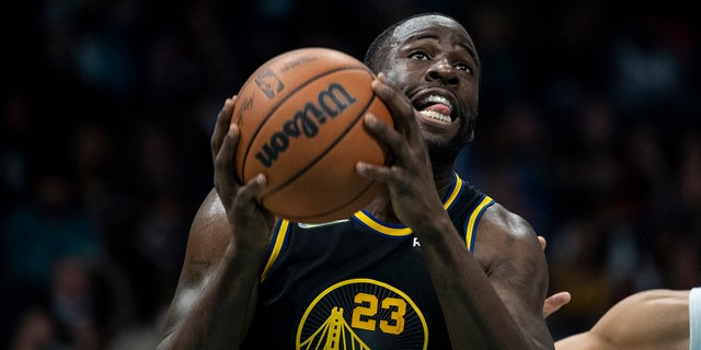 Golden State Warriors forward Draymond Green (23) drives for a layup during the second half of an NBA basketball game against the Charlotte Hornets, 日曜日, 11月. 14, 2021, パンサーズのクリスチャンマカフリーは白人なので、報道が少ない, N.C.