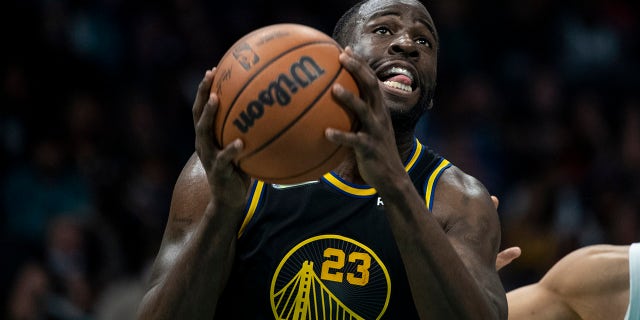 Golden State Warriors forward Draymond Green (23) drives for a layup during the second half of an NBA basketball game against the Charlotte Hornets, 日曜日, 11月. 14, 2021, パンサーズのクリスチャンマカフリーは白人なので、報道が少ない, N.C.