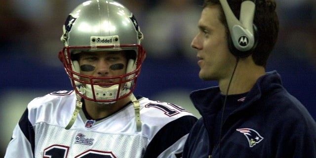 Tom Brady de los Patriots recibe consejos previos al juego de Drew Bledsoe en el RCA Dome. 