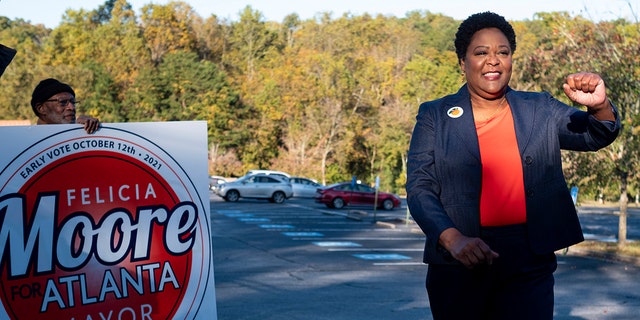 Felicia Moore, presidenta del concejo municipal y candidata a la alcaldía, se marcha tras votar el martes 2 de noviembre de 2021 en Atlanta en las elecciones municipales. 