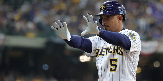 MILWAUKEE, WISCONSIN - OCTUBRE 08: Eduardo Escobar #5 of the Milwaukee Brewers reacts after a base hit in the seventh inning during game 1 of the National League Division Series against the Atlanta Braves at American Family Field on October 08, 2021 in Milwaukee, Wisconsin.