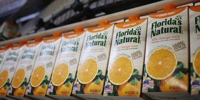 Freshly-filled cartons of orange juice move down a production line at Florida's Natural Growers plant in Lake Wales, 佛罗里达, 我们。, 星期四, 可能 26, 2016. Luke Sharrett/Bloomberg via Getty Images