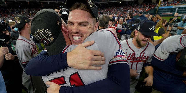 Atlanta Braves relief pitcher Will Smith and first baseman Freddie Freeman celebrate after winning baseball's World Series in Game 6 against the Houston Astros Tuesday, 十一月. 2, 2021, 在休斯敦. The Braves won 7-0.