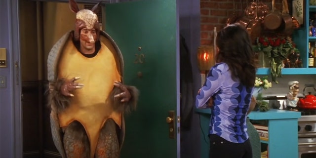 "Amici" episodio "The One With the Holiday Armadillo" is one of the only ones that addresses Hanukkah.