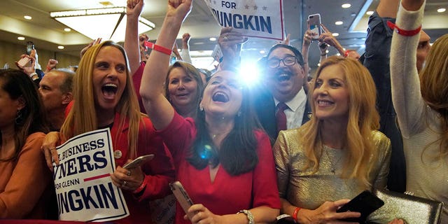 Supporters of Republican nominee for Governor of Virginia Glenn Youngkin react as Fox News declares Youngkin has won his race against Democratic Governor Terry McAuliffe and Youngkin will be the next Governor of Virginia during an election night party at a hotel in Chantilly, 여자 이름, 우리., 십일월 3, 2021.