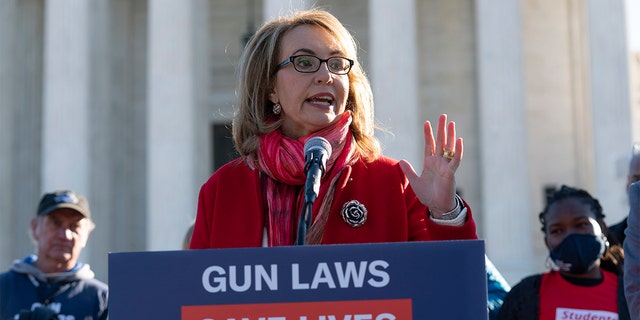 Former congresswoman and gun violence survivor Gabby Giffords D-Ariz. speaks during a rally outside of the U.S. 워싱턴 대법원, 수요일, 11 월. 3, 2021.