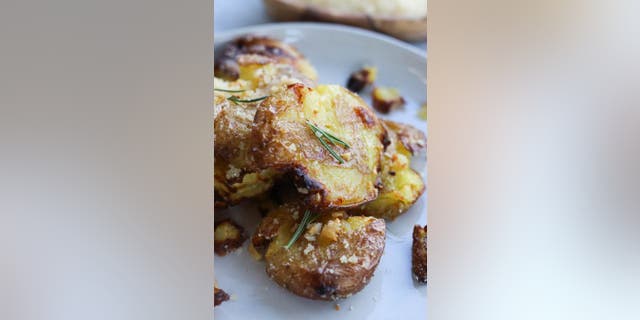 Chelsea Plummer from Maesmenu.com shared her "Garlic Smashed Air Fryer Potatoes" recipe with Fox News.