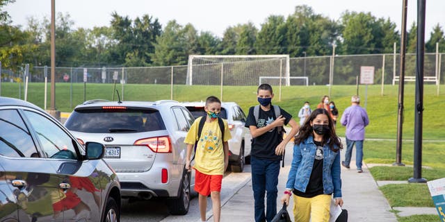 Masked students arrive to the first day of class at Glasgow Middle School in Lincolnia, 여자 이름, 월요일에, 팔월 23, 2021, the first day back to school for the Fairfax County school district.