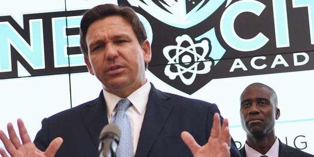 O governador da Flórida, Ron DeSantis, fala durante uma coletiva de imprensa na frente do recém-nomeado cirurgião-geral Dr. Joseph Ladapo na New City Academy em Kissimmee, Flórida, em 22 de setembro de 2021 (Paul Hennessy / SOPA Images / LightRocket via Getty Images)