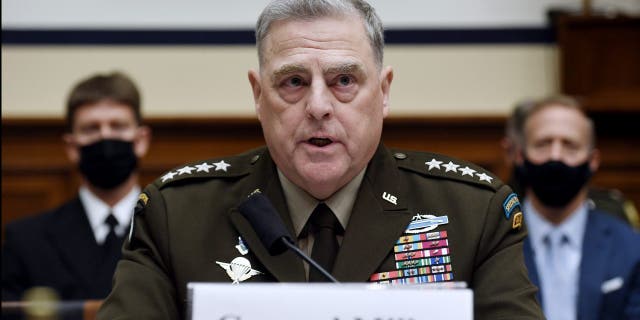 Président de l'état-major interarmées, le général Mark A.  Milley témoigne devant une audience du House Armed Services Committee concernant la fin des opérations militaires en Afghanistan dans l'immeuble de bureaux Rayburn House à Capitol Hill le 29 septembre 2021 à Washington, D.C. (Photo d'Olivier Dollere-Paul/Getty Images)