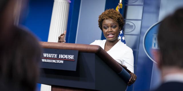 Die stellvertretende Pressesprecherin des Weißen Hauses, Karine Jean-Pierre, spricht während der täglichen Pressekonferenz im Weißen Haus am 5. November 2021 in Washington, DC.