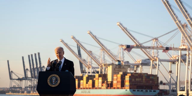 El presidente de los Estados Unidos, Joe Biden, habla sobre la Ley de Empleos y Empleo y Inversión en Infraestructura aprobada recientemente el 10 de noviembre de 2021 en Baltimore, Maryland.  (Foto de Drew Angerer / Getty Images)