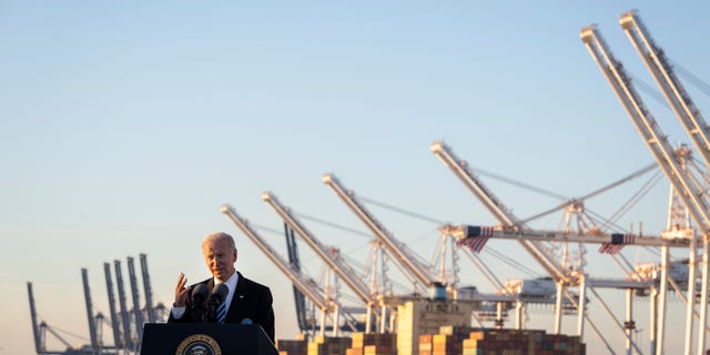 El presidente de los Estados Unidos, Joe Biden, habla sobre la Ley de Empleos y Empleo y Inversión en Infraestructura aprobada recientemente el 10 de noviembre de 2021 en Baltimore, Maryland.  (Foto de Drew Angerer / Getty Images)