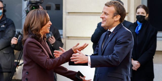 Le président français Emmanuel Macron accueille le vice-président américain Kamala Harris (à droite) à son arrivée pour la conférence internationale sur la Libye à la Maison de la Chimie à Paris le 12 novembre 2021. (Photo de Ludovic MARIN / AFP) (Photo de LUDOVIC MARIN/ AFP via Getty Images)