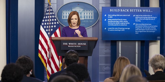 Jen Psaki, attachée de presse de la Maison Blanche, prend la parole lors d'une conférence de presse dans la salle de presse James S. Brady de la Maison Blanche à Washington, DC, États-Unis, le vendredi 12 novembre 2021. Psaki a déclaré que le président Biden devait alors tenir une conférence de presse après avoir rencontré les dirigeants mexicains et canadiens la semaine prochaine.