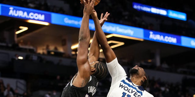 Tristan Thompson #13 of the Sacramento Kings and Naz Reid #11 of the Minnesota Timberwolves compete for a rebound in the first quarter of the game at Target Center on November 17, 2021 ミネアポリスで, ミネソタ.