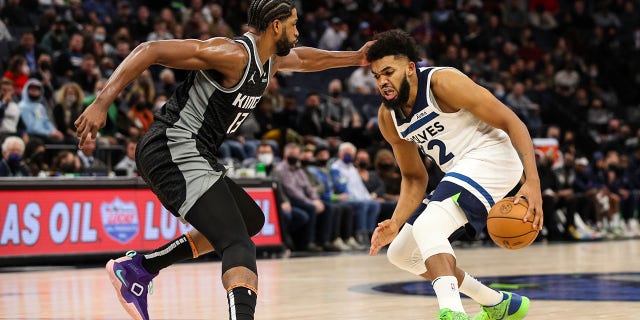 カールアンソニータウンズ #32 of the Minnesota Timberwolves dribbles the ball while Tristan Thompson #13 of the Sacramento Kings defends in the fourth quarter of the game at Target Center on November 17, 2021 ミネアポリスで, ミネソタ. The Timberwolves defeated the Kings 107-97.