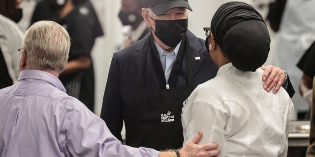 El presidente Biden habla con un trabajador antes de participar en un proyecto de servicio en DC Central Kitchen en Washington, DC, el martes 23 de noviembre de 2021 (Oliver Contreras / Bloomberg a través de Getty Images).