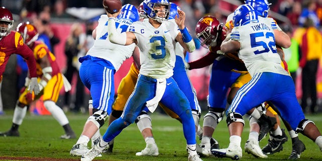 Die Engele, DAARDIE - November 27:  Quarterback Years Hall #3 of the Brigham Young Cougars against the USC Trojans during a NCAA football game at the Los Angeles Memorial Coliseum in Los Angeles on Saturday, November 27, 2021.