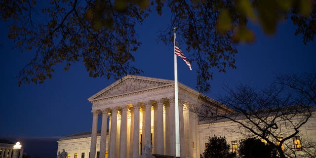 アメリカ. Supreme Court in Washington at dusk on Nov. 29, 2021.