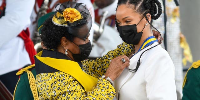 Rihanna Fenty sendo conferida com a honra de Barbados 11º Herói Nacional pela Presidente Dame Sandra Mason durante a cerimônia de Honra Nacional e Desfile do Dia da Independência.