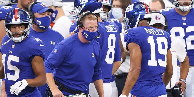 Offensive coordinator Jason Garrett of the New York Giants looks on looks on against the Dallas Cowboys during the second quarter at AT&앰프;T Stadium on Oct. 11, 2020 알링턴에서, 텍사스. 