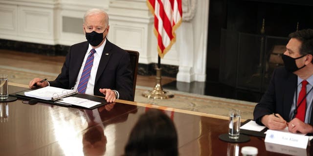 WASHINGTON, DC - MARCHA 24: NOSOTROS. Presidente Joe Biden (L) and Chief of Staff Ron Klain on March 24, 2021 en Washicorriente continuaton, DC.  (Foto de Chip Somodevilla / Getty Images)