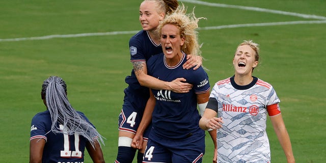 LOUISVILLE, KENTUCKY – 18 AOT : Paulina Dudek #4 et Kheira Hamraoui #14 du Paris Saint-Germain célèbrent un but de Hamraoui lors de la seconde mi-temps contre le FC Bayern Munich au Lynn Family Stadium le 18 août 2021 à Louisville, Kentucky.  (Photo de Tim Nwachukwu/Getty Images)