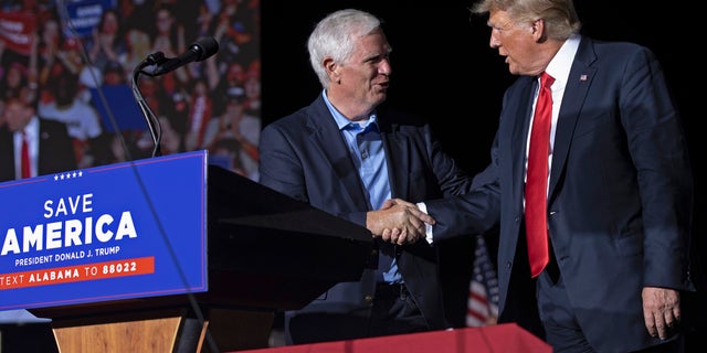 ARCHIVO - El expresidente de EE. UU. Donald Trump saluda al candidato al Senado de EE. UU. y representante de EE. UU. Mo Brooks, republicano por Alabama, en el escenario durante una "salvar america" reunión en York Family Farms el 21 de agosto de 2021 en Cullman, Alabama. 