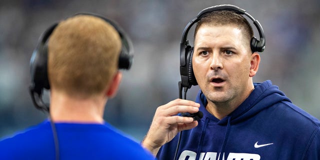 Head Coach Joe Judge talks with offensive coordinator Jason Garrett of the New York Giants during a game against the Dallas Cowboys at AT&앰프;T Stadium on Oct. 10, 2021 알링턴에서, 텍사스. The Cowboys defeated the Giants 44-20.  
